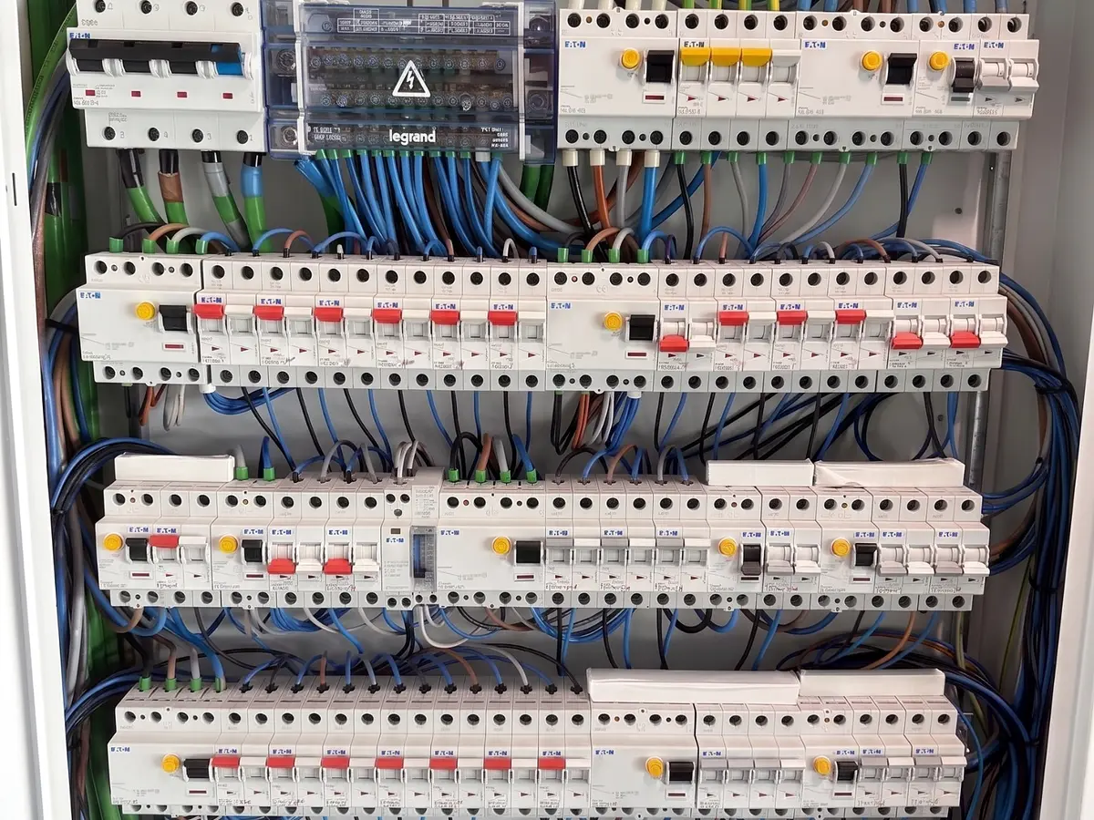 Detalle real de diferenciales y magnetotérmicos Eaton con palancas completas