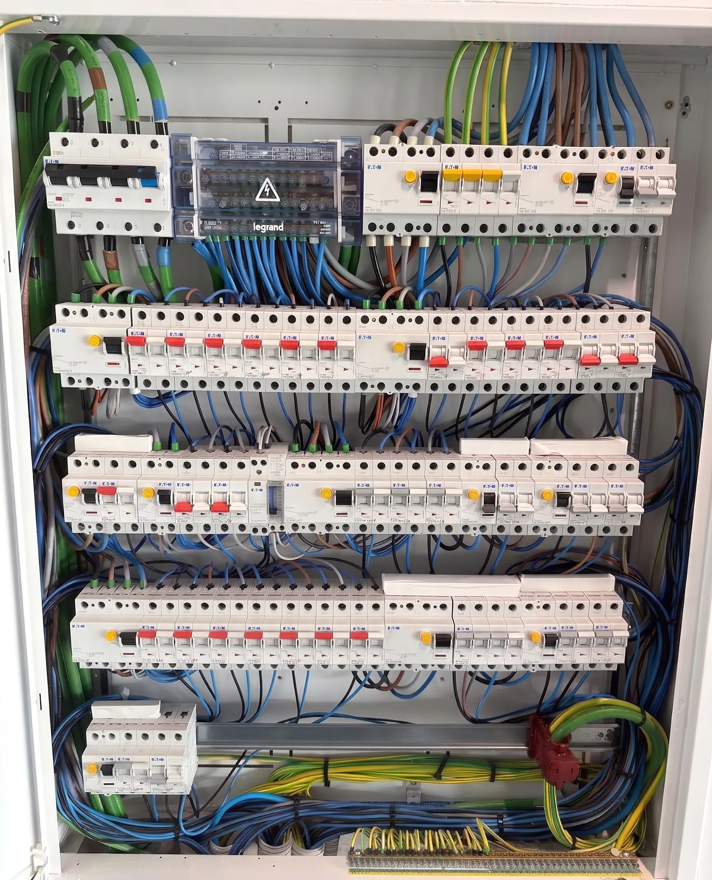 Cuadro eléctrico real de gran capacidad con protecciones Eaton y distribución Legrand