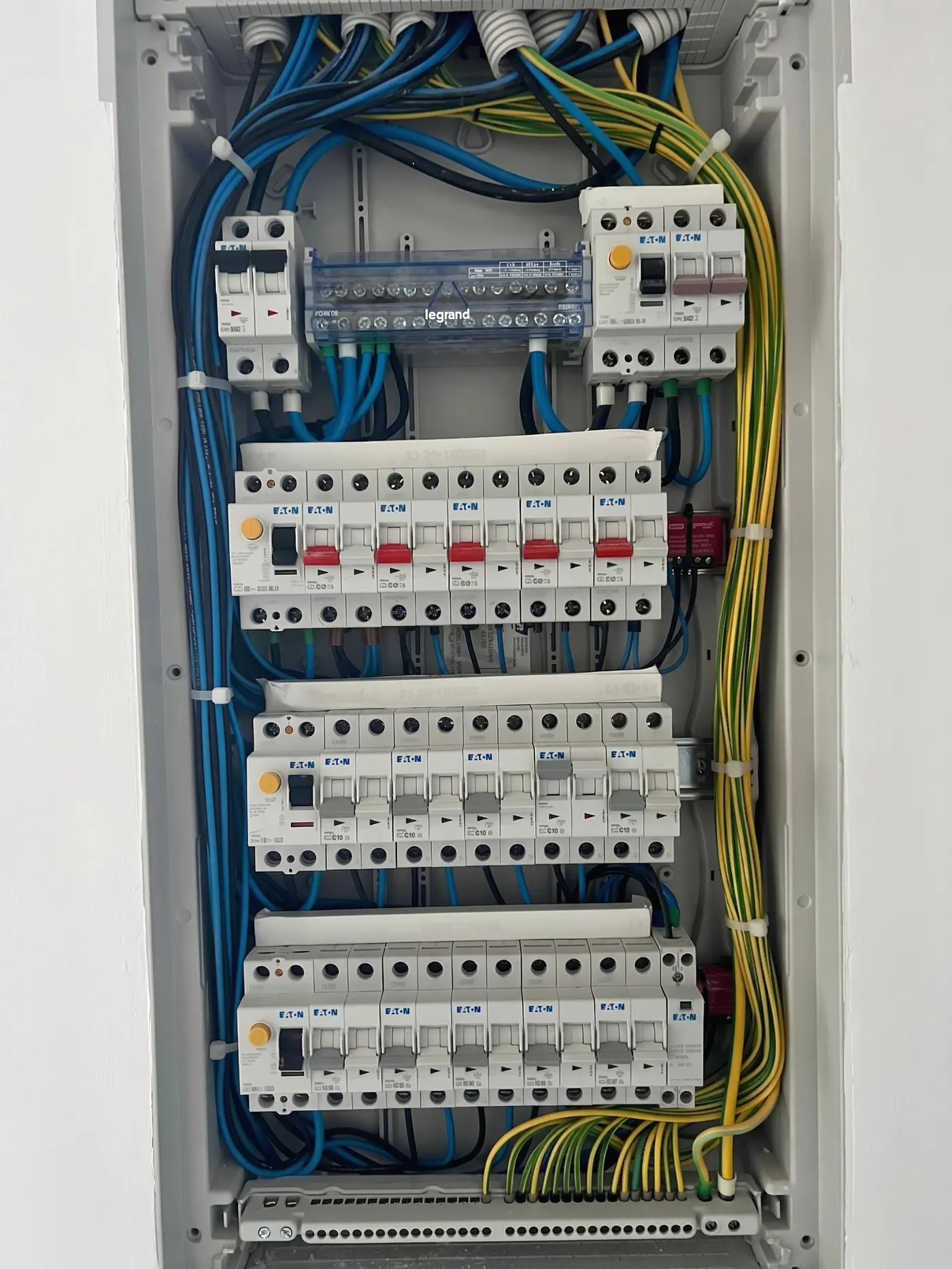 Cuadro eléctrico real con protecciones Eaton y bloque de distribución Legrand
