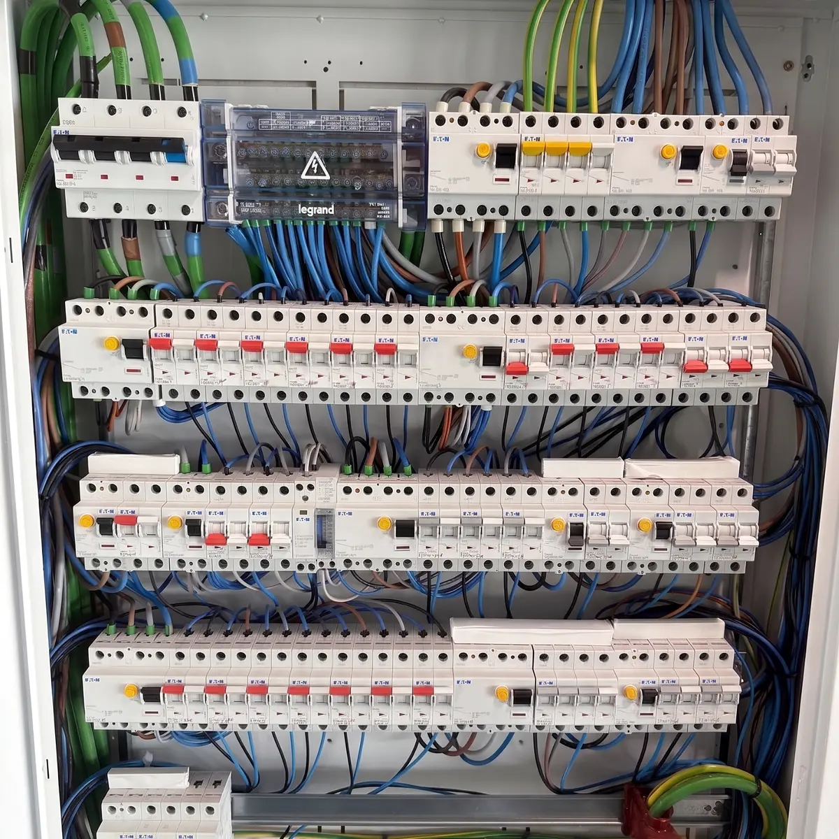 Cuadro general real de gran capacidad con protecciones Eaton y distribución Legrand