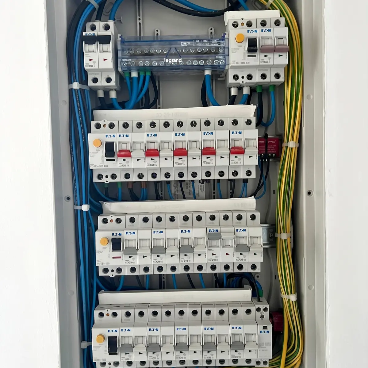 Cuadro eléctrico real con protecciones Eaton, bloque Legrand y conductores identificables