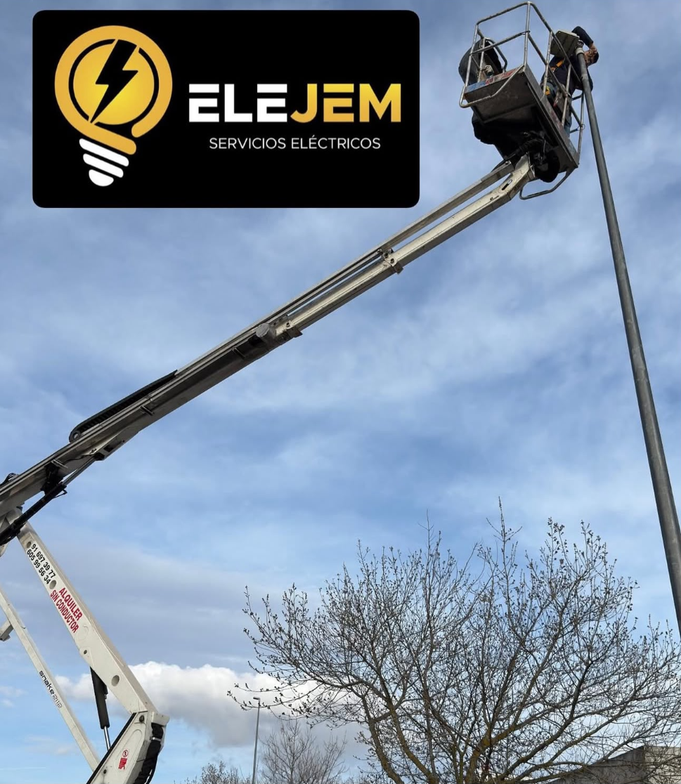 Equipo ELEJEM realizando un trabajo eléctrico en altura con grúa