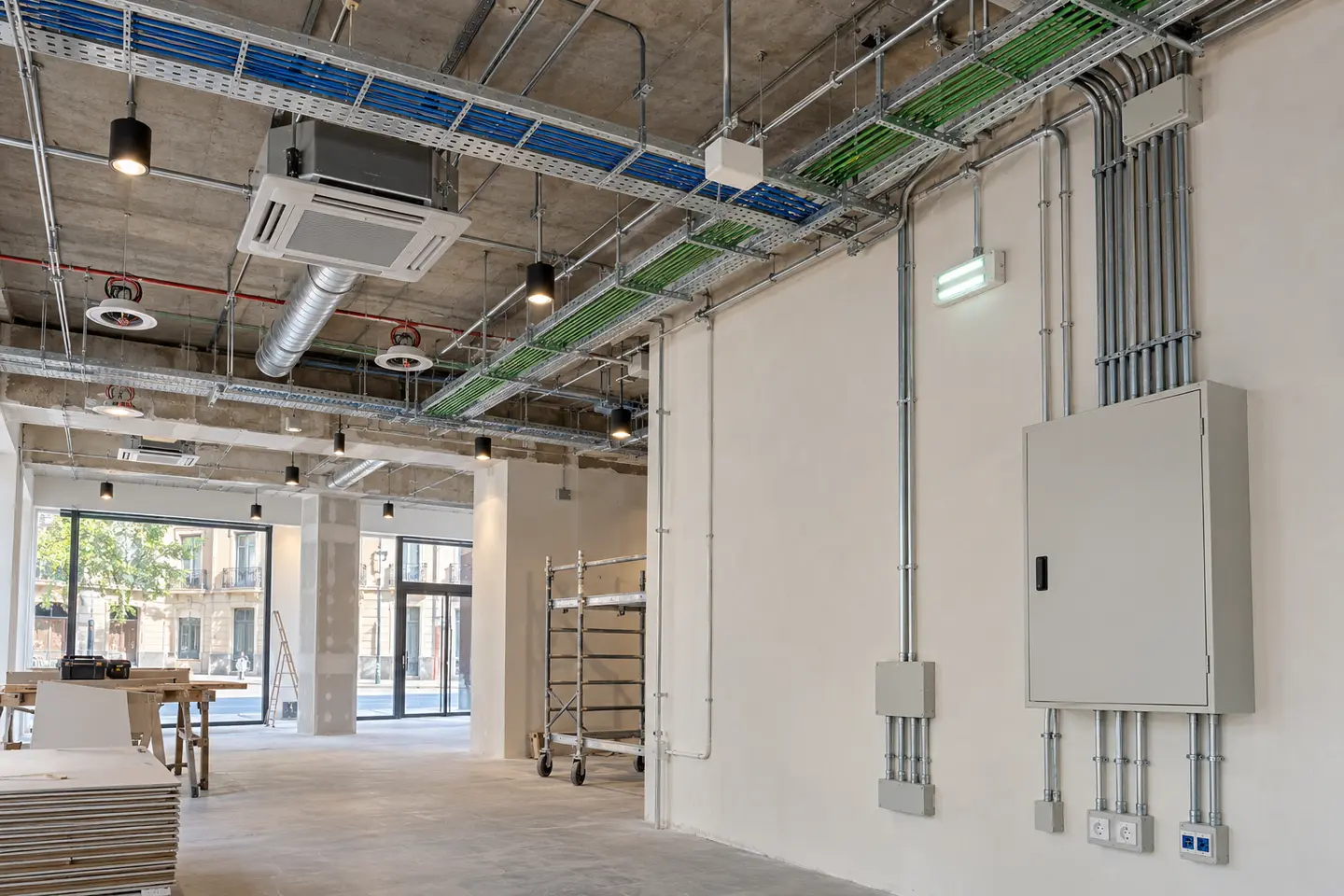 Instalación eléctrica ordenada durante la reforma de un local comercial en Madrid